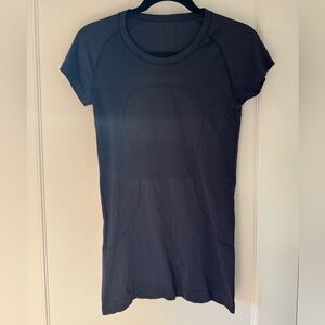 Lululemon Swiftly Tech Short-Sleeve Shirt hip length in True Navy
